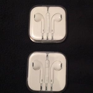 NEVER WORN APPLE EARBUDS